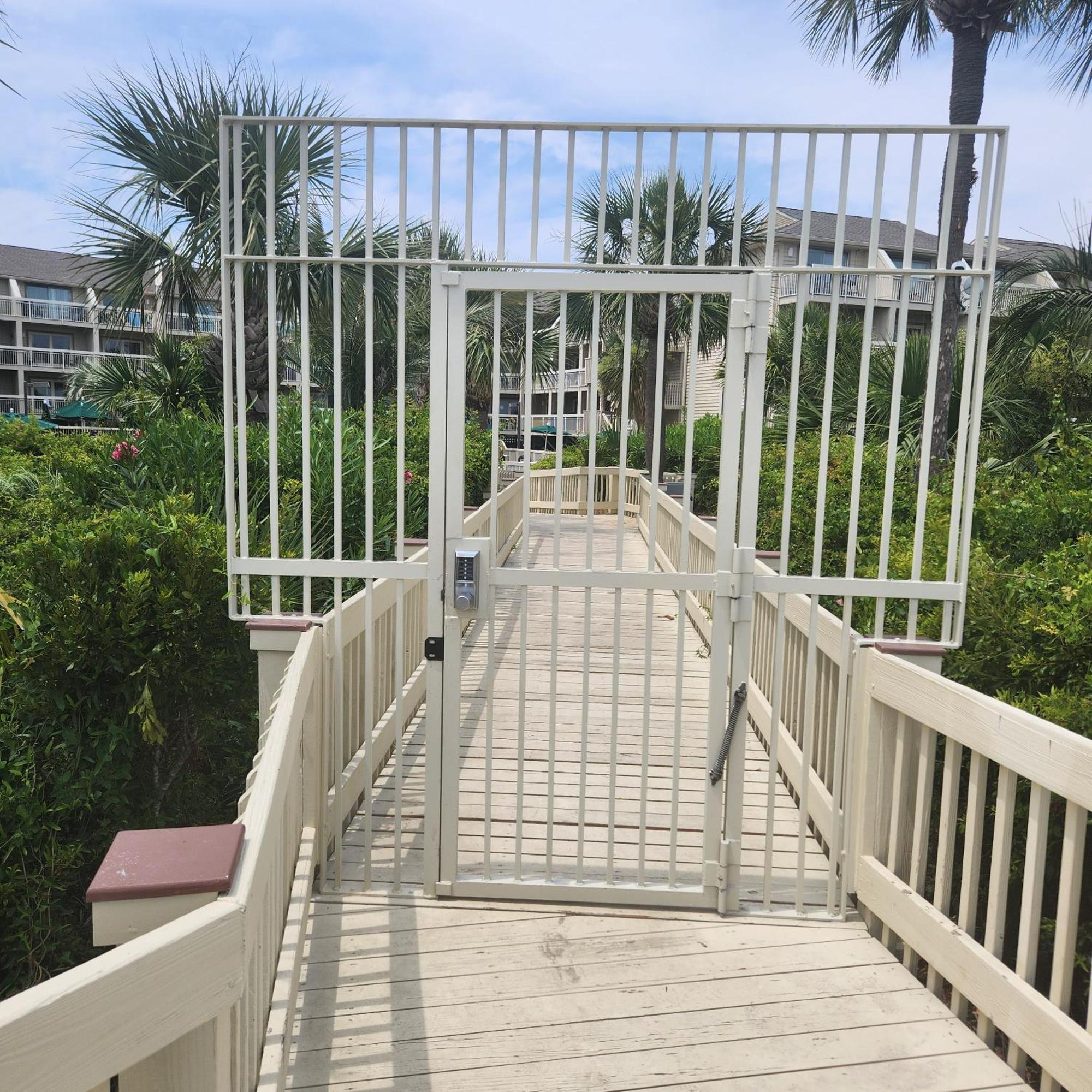 The Breakers #220 Beach Condo, Beautiful Ocean View At Coligny Beach, 4 N Forest Beach Drive Hilton Head, Walk To All Shops Restaurants, Renovated Jan 2024, Vacation Rental Hhi Llc Hilton Head Island Ruang foto